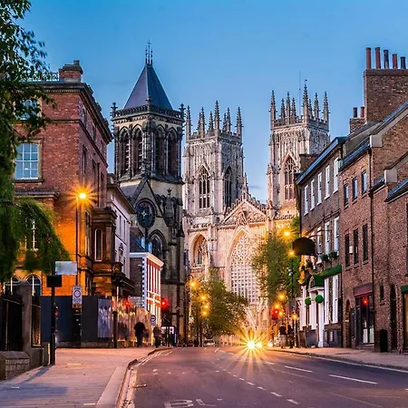 - Sleeps 2 - Pets - Parking - Wifi York