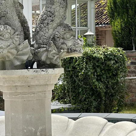 - Sleeps 2 - Pets - Parking - Wifi York