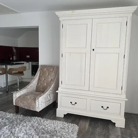 - Sleeps 2 - Pets - Parking - Wifi *