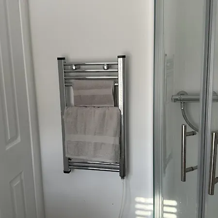 - Sleeps 2 - Pets - Parking - Wifi דירה *