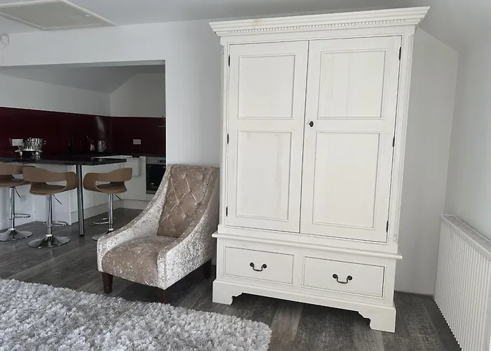 - Sleeps 2 - Pets - Parking - Wifi *