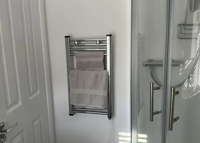 - Sleeps 2 - Pets - Parking - Wifi דירה *